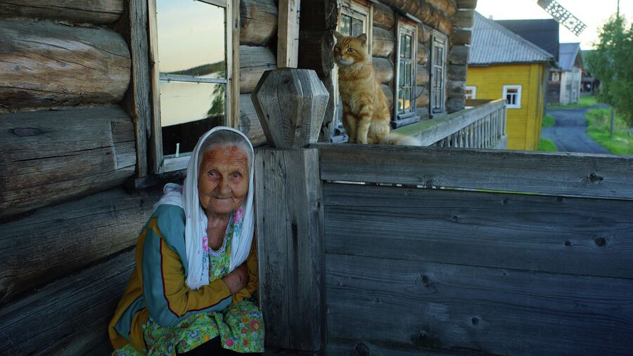 Жительница поморской деревни на Белом море 