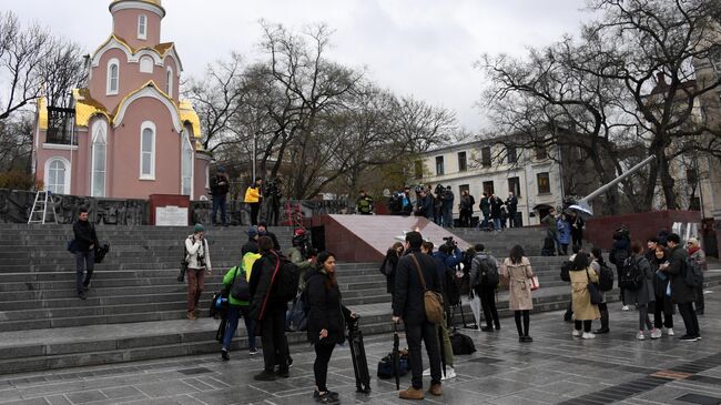 Журналисты возле мемориала Подводная лодка С-56 во Владивостоке, где должна пройти церемония возложения венков с участием лидера КНДР Ким Чен Ына. 26 апреля 2019