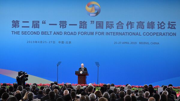 Владимир Путин выступает на церемонии открытия второго форума международного сотрудничества Один пояс - один путь в национальном Конгресс центре в Пекине. 25 апреля 2019