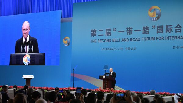 Владимир Путин выступает на церемонии открытия второго форума международного сотрудничества Один пояс - один путь в национальном Конгресс центре в Пекине. 25 апреля 2019