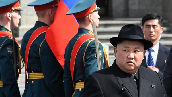 Лидер КНДР Ким Чен Ын во время торжественной церемонии отъезда на железнодорожном вокзале Владивостока