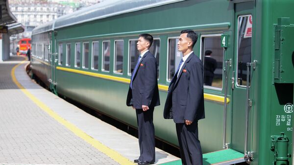 Сотрудники службы безопасности у вагона бронепоезда лидера КНДР Ким Чен Ына на железнодорожном вокзале Владивостока