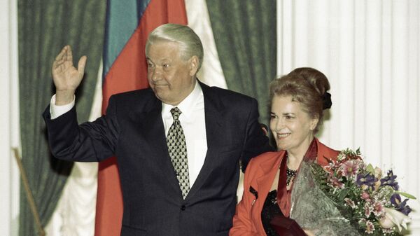 Президент РФ Борис Ельцин и актриса Элина Быстрицкая на церемонии вручения государственных наград в Кремле