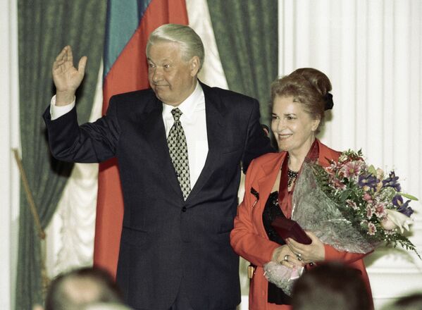 Президент РФ Борис Ельцин и актриса Элина Быстрицкая на церемонии вручения государственных наград в Кремле