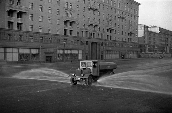 Работа уборочной техники ранним утром на улицах Москвы. 1938 год.