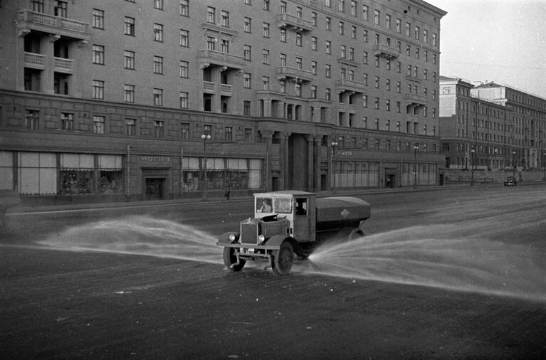 Работа уборочной техники ранним утром на улицах Москвы. 1938 год.