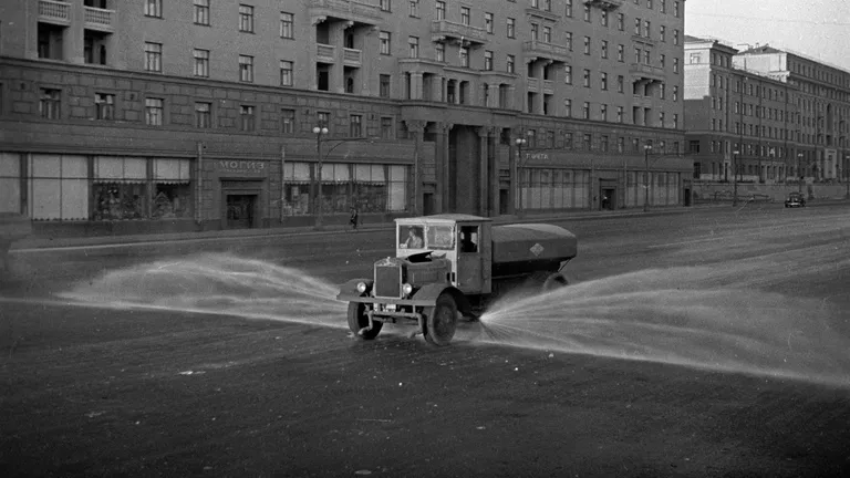 Работа уборочной техники ранним утром на улицах Москвы. 1938 год. Работа уборочной техники ранним утром на улицах Москвы. 1938 год.