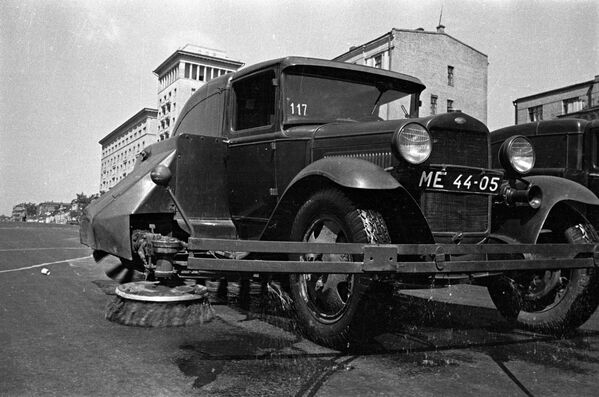 Работа поливально-уборочной машины ПУ-7 на шасси ГАЗ-ММ ранним утром на Садовом кольце. Москва, 1938 год