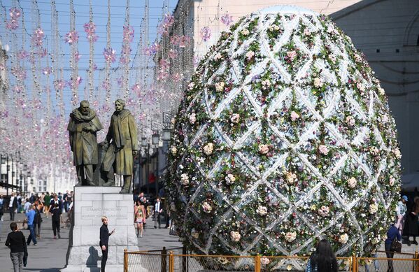 Гигантское пасхальное яйцо, установленное в Камергерском переулке в Москве в рамках фестиваля Пасхальный дар, посвященного празднованию Пасхи