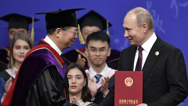 резидент РФ Владимир Путин на церемонии вручения диплома почетного доктора Университета Цинхуа в Пекине