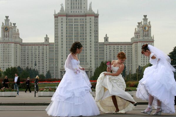 Участницы Парада невест, который прошел в Москве