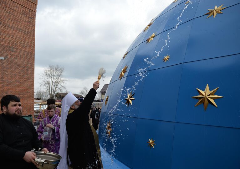 Митрополит Екатеринбургский и Верхотурский Кирилл совершает чин освящения крестов и куполов перед установкой их на Успенский собор в Екатеринбурге