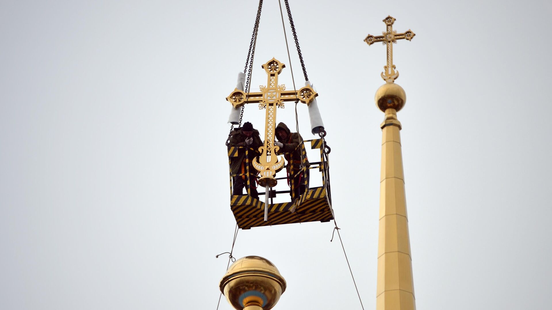 Установка крестов на купол Успенского собора в Екатеринбурге - РИА Новости, 1920, 19.07.2021