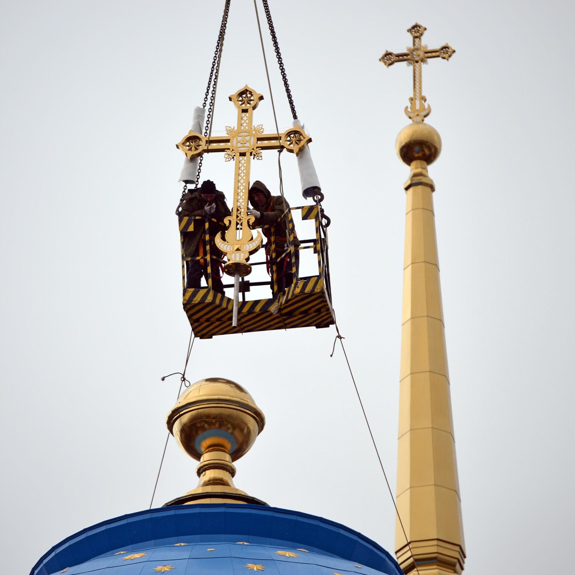 Установка крестов на купол Успенского собора в Екатеринбурге - РИА Новости,  26.04.2019