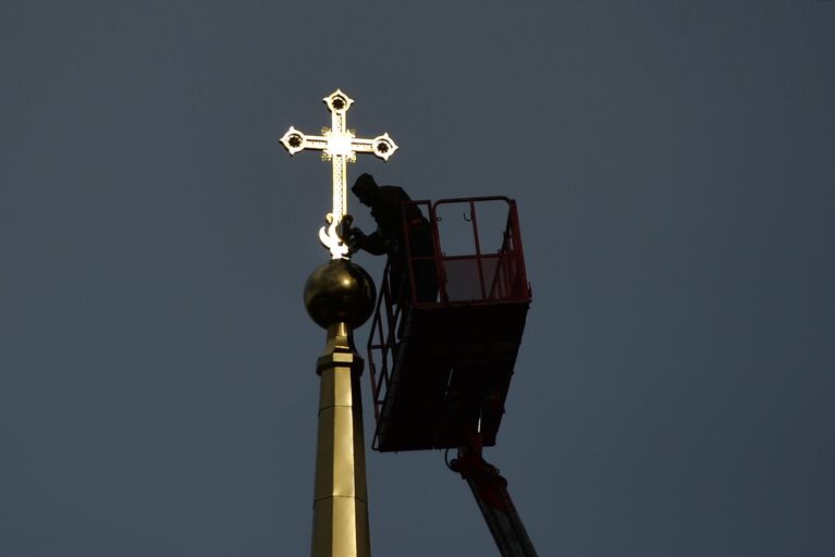 Установка креста на шпиль Успенского собора в Екатеринбурге