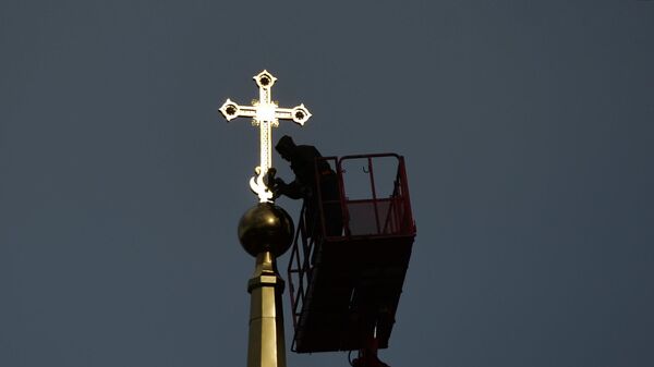 Установка креста на шпиль Успенского собора в Екатеринбурге