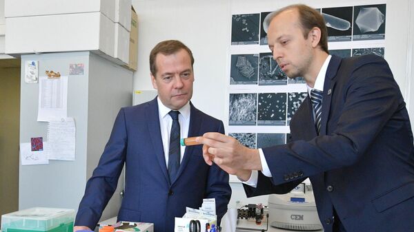 Председатель правительства РФ Дмитрий Медведев во время осмотра лаборатории нанобиотехнологий в ходе посещения МФТИ. 26 апреля 2019