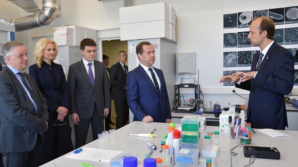 Дмитрий Медведев во время осмотра лаборатории нанобиотехнологий в ходе посещения Московского физико-технического института. 26 апреля 2019