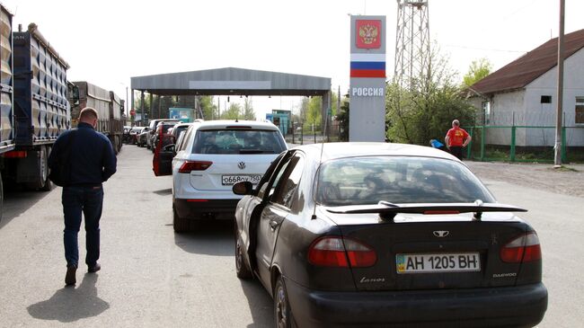 Колонна автомобилей на Международном пункте пропуска Успенка со стороны Донецкой области Украины по направлению в Россию