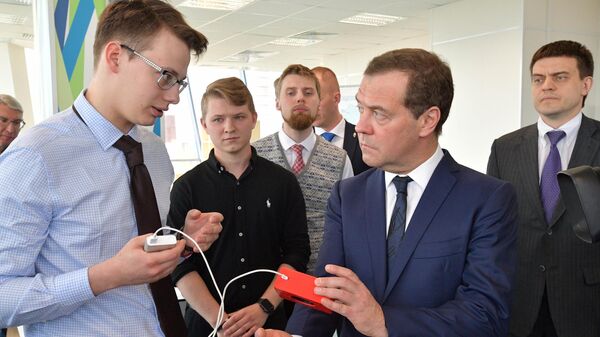 Председатель правительства РФ Дмитрий Медведев во время посещения МФТИ. 26 апреля 2019