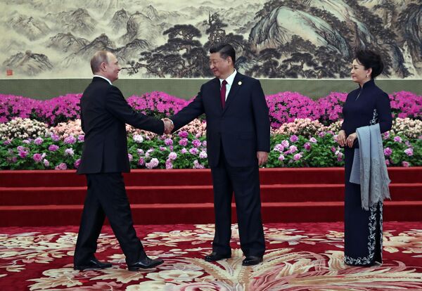 Президент РФ Владимир Путин и председатель Китайской народной республики (КНР) Си Цзиньпин с супругой Пэн Лиюань