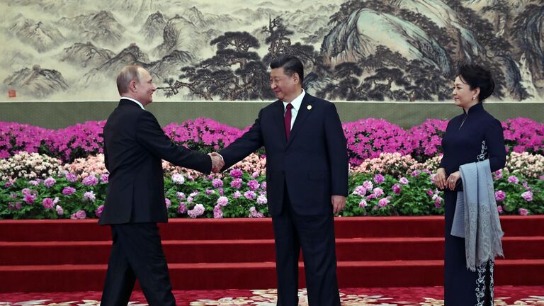 Президент РФ Владимир Путин и председатель Китайской народной республики (КНР) Си Цзиньпин с супругой Пэн Лиюань