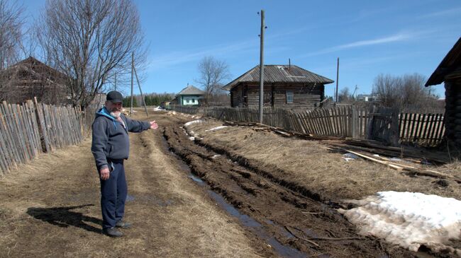 Василий Ярков рядом с дорогой в деревне Пруддор Кудымкарского района Пермского края