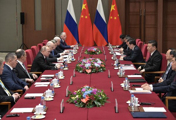 Президент РФ Владимир Путин и председатель Китайской народной республики (КНР) Си Цзиньпин во время встречи в Пекине