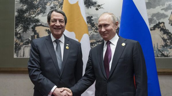 Президент РФ Владимир Путин и президент Кипра Никос Анастасиадис (слева) во время встречи на полях второго форума международного сотрудничества Один пояс - один путь в Пекине