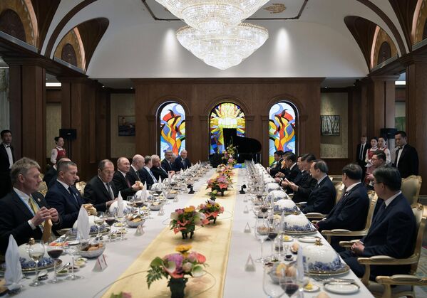 Президент РФ Владимир Путин и председатель Китайской народной республики (КНР) Си Цзиньпин во время рабочего завтрака в Пекине