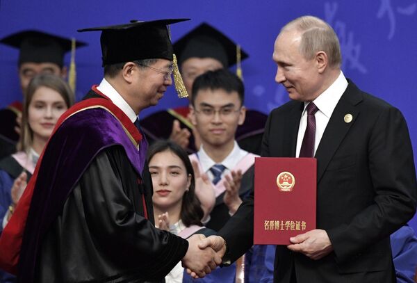 Президент РФ Владимир Путин на церемонии вручения диплома почетного доктора Университета Цинхуа в Пекине