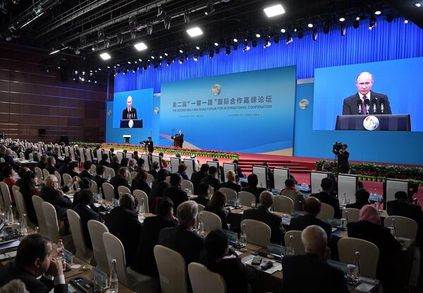 Президент РФ Владимир Путин выступает на церемонии открытия второго форума международного сотрудничества Один пояс - один путь в национальном Конгресс центре в Пекине