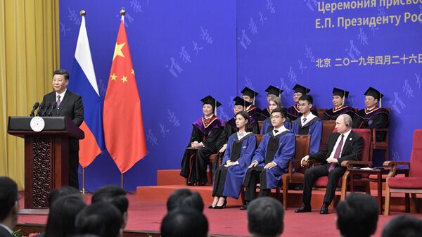 Президент РФ Владимир Путин и председатель Китайской народной республики (КНР) Си Цзиньпин на церемонии вручения диплома почетного доктора Университета Цинхуа в Пекине