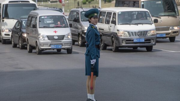 Регулировщица на одном из перекрестков в Пхеньяне