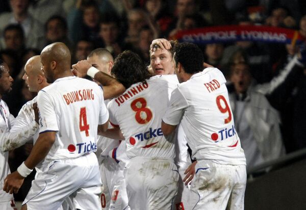 Футболисты Лиона радуются голу Челльстрема (в центре) в ворота Бордо