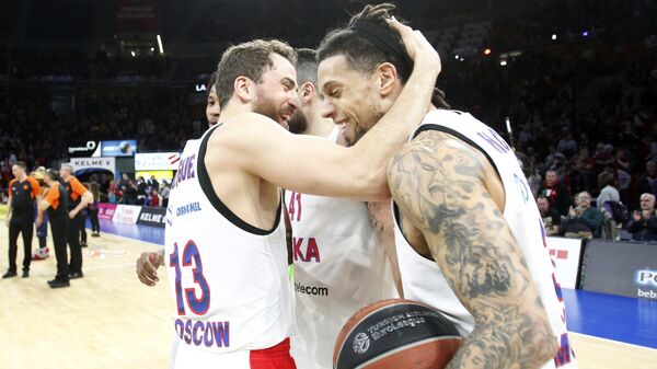 Баскетболисты ЦСКА радуются победе