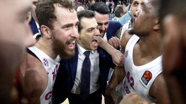 Баскетболисты ЦСКА радуются победе 