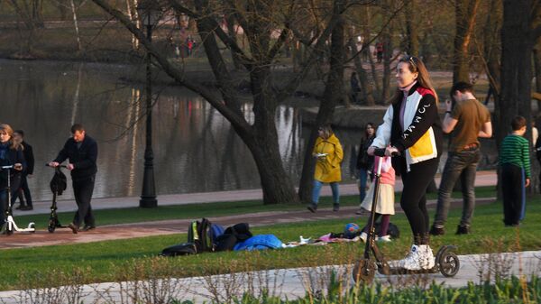 Отдыхающие в парке Царицыно в Москве.