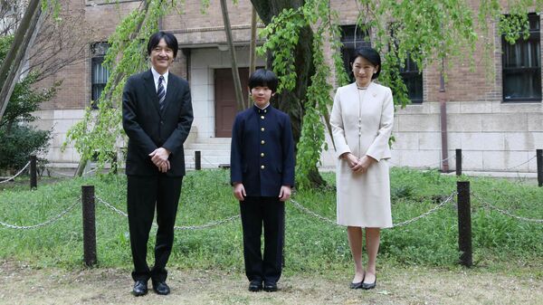 Принц Хисахито вместе со своими родителями возле средней школы при университете Отяномидзу