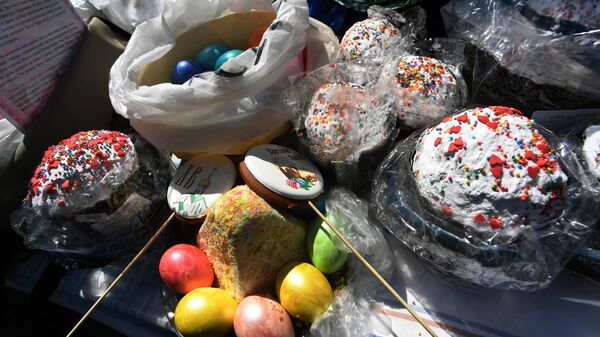 Пасхальные куличи, яйца и творожная пасха во время обряда освящения в Великую субботу