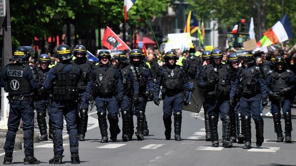 Сотрудники полиции во время акции протеста желтых жилетов в Париже