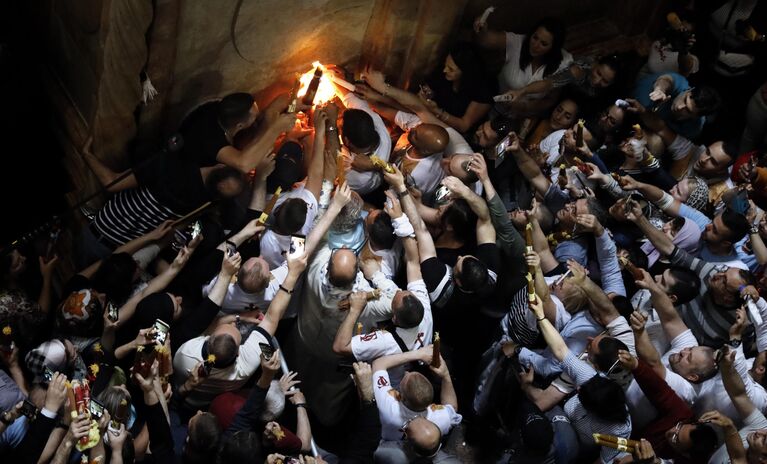 Верующие празднуют схождение Благодатного огня в храме Гроба Господня В Иерусалиме. 27 апреля 2019 
