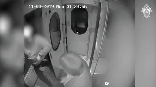 Мужчина в состоянии алкогольного опьянения нападает на начальника поезда в Санкт-Петербурге