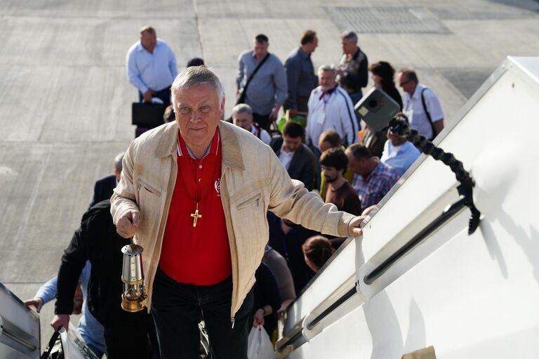 Председатель попечительского совета Фонда Андрея Первозванного Владимир Якунин с лампадой с Благодатным огнем из храма Гроба Господня на трапе самолета, на котором Благодатный огонь будет доставлен в Москву Председатель попечительского совета Фонда Андрея Первозванного Владимир Якунин с лампадой с Благодатным огнем из храма Гроба Господня на трапе самолета, на котором Благодатный огонь будет доставлен в Москву