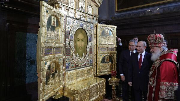 Президент РФ Владимир Путин и премьер-министр РФ Дмитрий Медведев на пасхальном богослужении в храме Христа Спасителя
