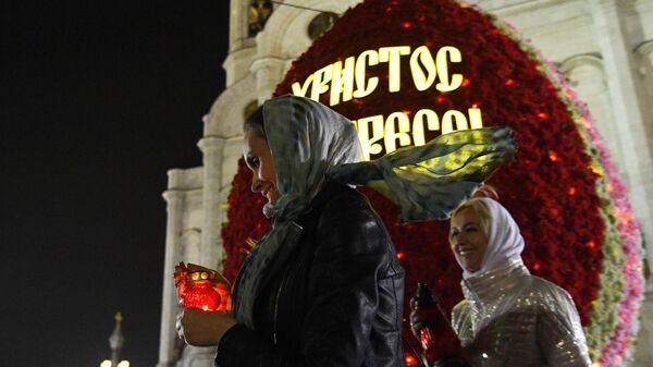 Верующие у храма Христа Спасителя в Москве после праздничного пасхального богослужения