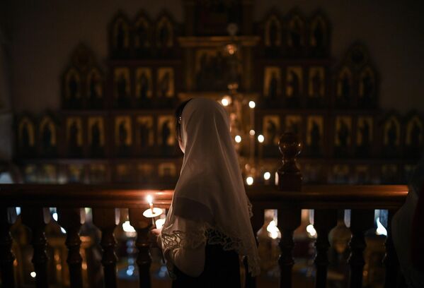 Девочка во время пасхальной службы в соборе Рождества Пресвятой Богородицы Русской Православной Старообрядческой церкви в Новосибирске