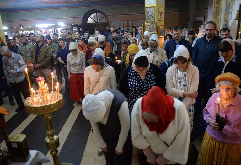 Верующие во время пасхальной службы в храме Михаила Архангела в Грозном