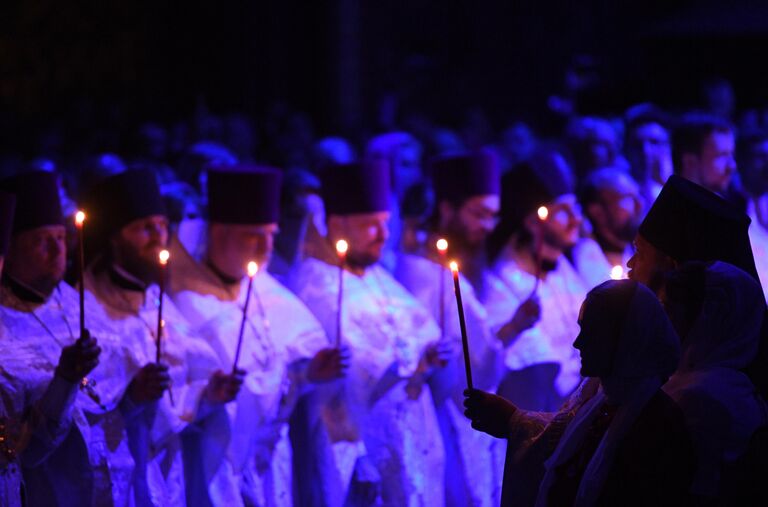 Священнослужители на праздничном пасхальном богослужении в храме Христа Спасителя в Москве