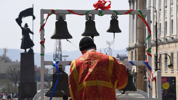Звонарь во время пасхального крестного хода во Владивостоке